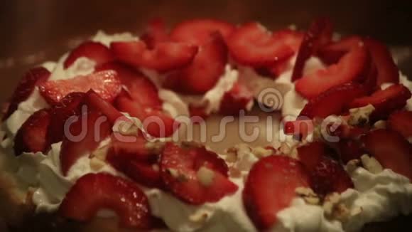 碎杏仁滴在奶油和草莓上视频的预览图
