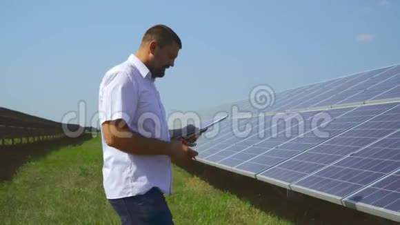 男性专家切金太阳能电池板视频的预览图