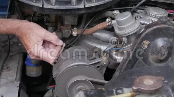 修理旧汽车发动机技术人员把发动机调到闲置状态视频的预览图
