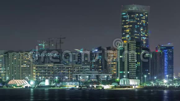 阿布扎比天际线全景和夜间海滨景观阿拉伯联合酋长国视频的预览图