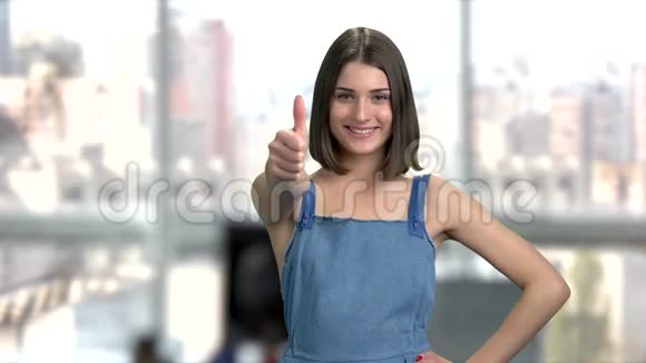 可爱的女人竖起大拇指视频的预览图