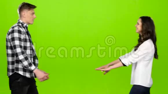 恋人相遇携手旋转亲吻拥抱绿色屏幕视频的预览图