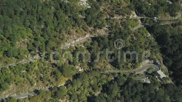 带有卡车和汽车的山蛇形道路的鸟瞰图库存高山上的公路交通蜿蜒曲折视频的预览图