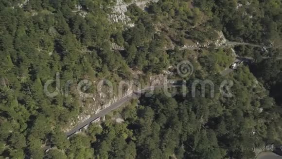 带有卡车和汽车的山蛇形道路的鸟瞰图库存高山上的公路交通蜿蜒曲折视频的预览图