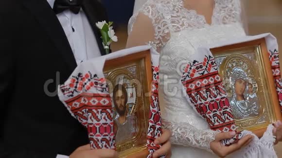 新郎新娘在教堂结婚视频的预览图