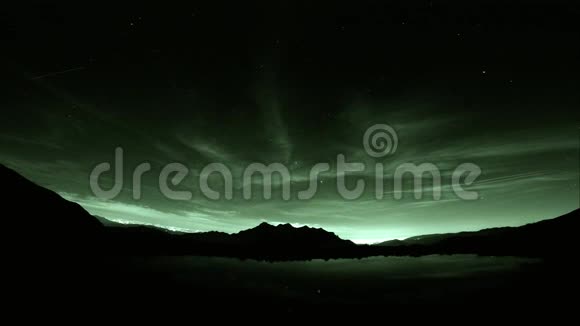 夜晚的天空时光在山上流逝视频的预览图