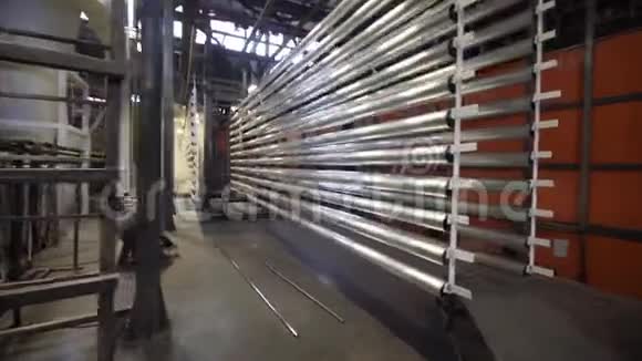 工厂输送机上工业部件的涂装涂装件的工业设备金属零件的特写视频的预览图