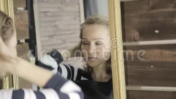 理发师闭上眼睛在镜子前按摩她的头视频的预览图