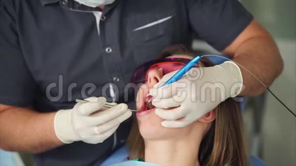 牙科医生用激光治疗牙齿视频的预览图