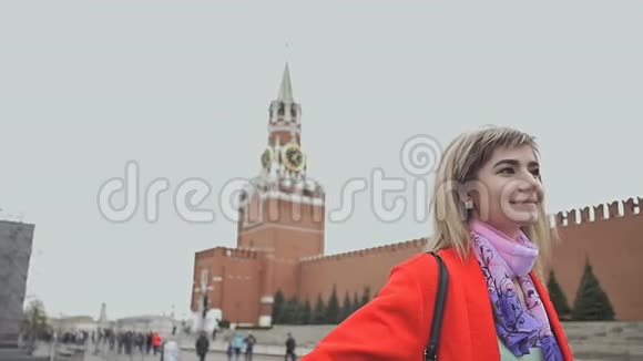 金发女孩很高兴来到莫斯科这个女孩对红塔上克里姆林宫的全景和美丽感到高兴视频的预览图
