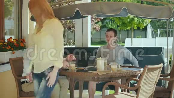 在露台上坐着英俊的一家人喝咖啡聊天视频的预览图
