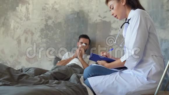千禧一代护士巡视病人时诊断视频的预览图