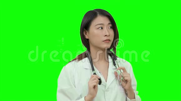 亚洲女医生思考绿色屏幕视频的预览图