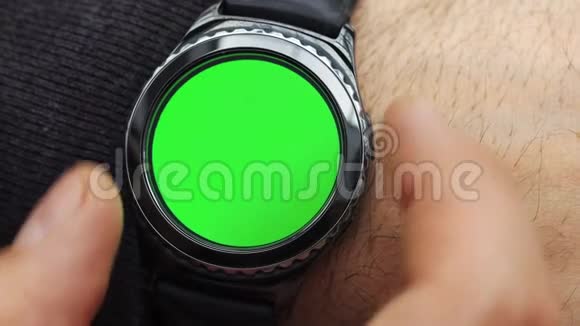 男子双手手势在圆形屏幕上现代智能手表与绿色屏幕色度关键内容特写视频的预览图