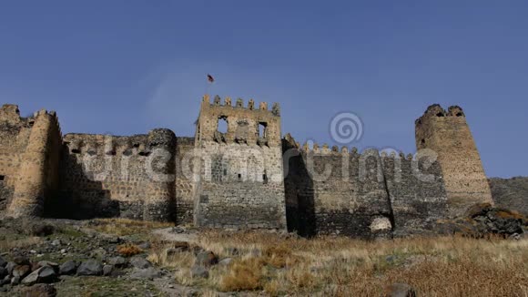 一座大型古堡正面的堡垒护城河和主要外墙的低角度视图视频的预览图