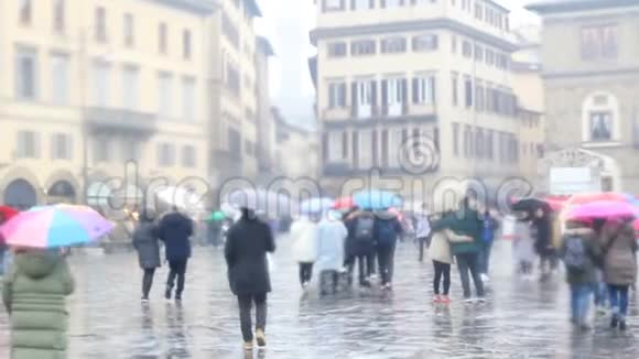 佛罗伦萨的雨天旅游者在雨天走在城市的街道上视频的预览图