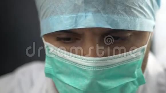 盖上口罩盖上医生的脸以防老鼠手术医院的房间视频的预览图