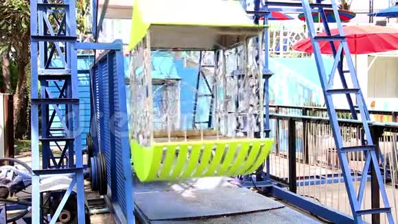 游乐园里五颜六色的摩天轮复古风格的复古在摩天轮的下面视频的预览图