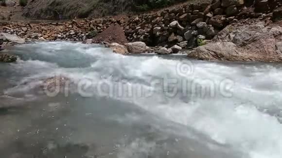 山河在石头间流淌视频的预览图