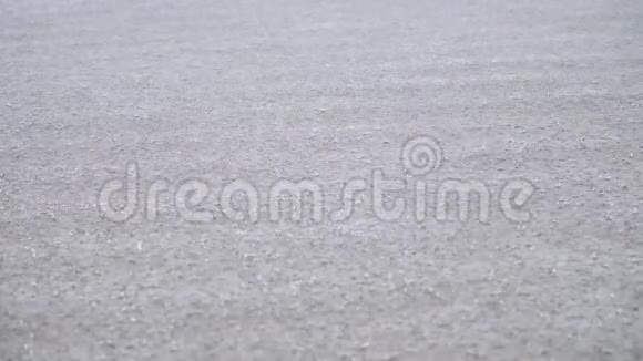 夏季雨水落入湖中180英尺时慢动作大雨近景视频的预览图