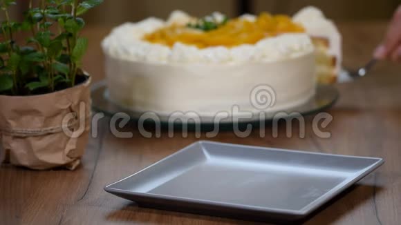 在盘子里放一块新鲜的桃子蛋糕视频的预览图