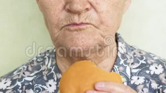 吃汉堡特写快餐的老妇人视频的预览图