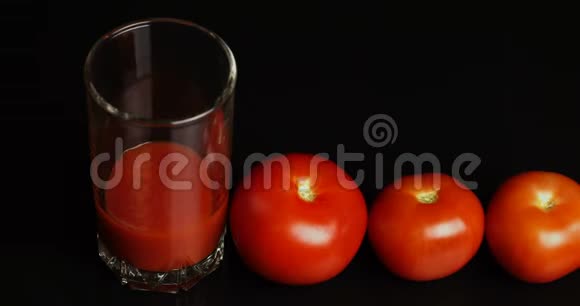 停止运动概念切红番茄和多汁视频的预览图