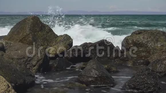 波浪撞击海岸线上的岩石视频的预览图