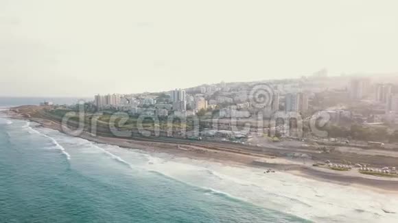 海法海岸鸟瞰图城市顶景碧波荡漾视频的预览图