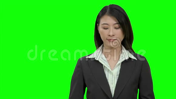 亚洲女商人在绿色屏幕上竖起大拇指视频的预览图