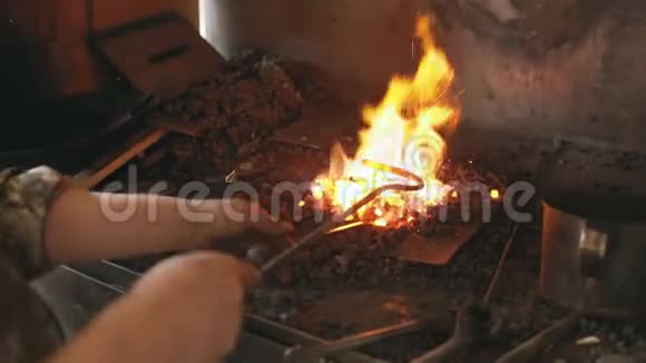 铁匠手的特写准备壁炉开始在室内铁匠作坊工作视频的预览图