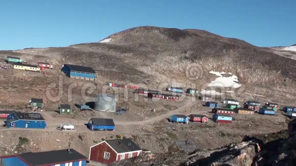 位于格陵兰北冰洋海岸的城市房屋视频的预览图