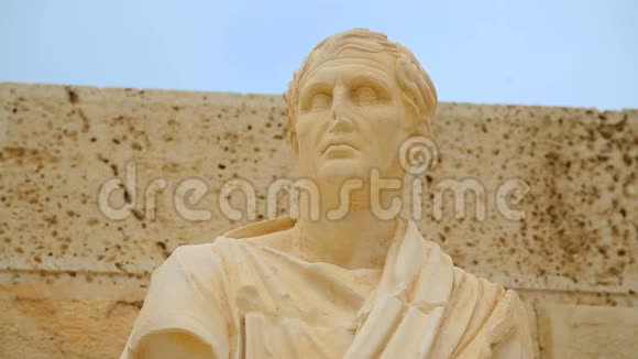 著名的古希腊新喜剧剧作家大理石雕像雕塑艺术视频的预览图