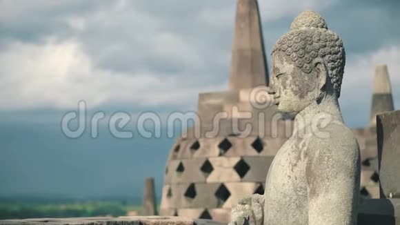 博罗布杜尔神庙顶部的佛像视频的预览图