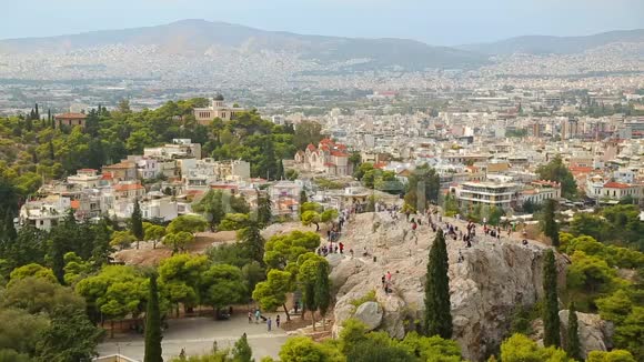 雅典的Areopagus山令人惊叹的空中拍摄美丽的旅游城市景色视频的预览图