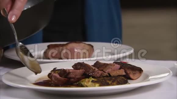 当厨师把酱汁倒在上面时一顿肉味的饭菜被拍下来视频的预览图