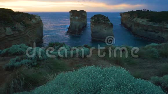 澳大利亚大洋路上的12个使徒在日落时的岛牌坊瞭望台视频的预览图