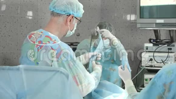 医生准备手术病人在手术台上视频的预览图
