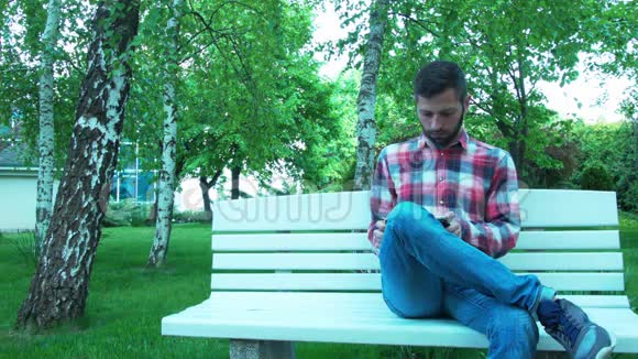 两个人在公园的长凳上交流在大自然中遇见两个朋友视频的预览图