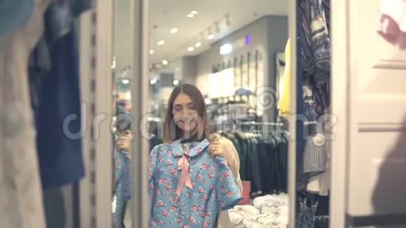 勇女在商场或服装店选择衣服和镜子视频的预览图