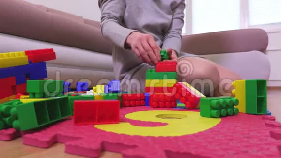 女人用玩具砖造塔视频的预览图