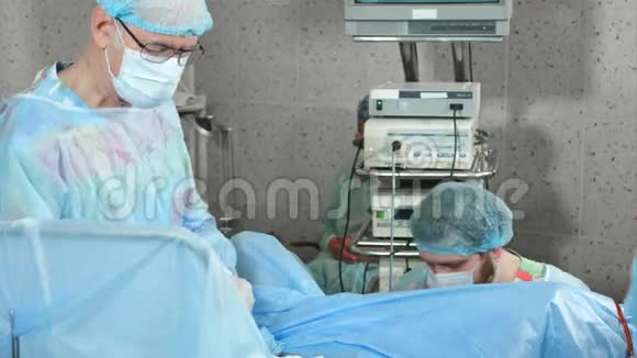 腹腔镜手术的外科医生和助手视频的预览图