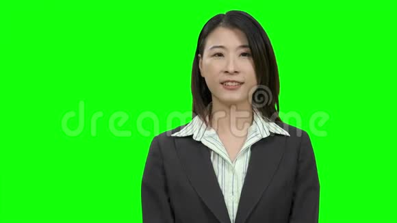 亚洲女商人在绿屏上竖起大拇指视频的预览图
