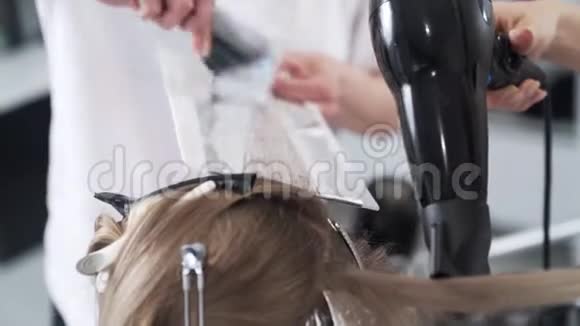 关闭理发师为美容室的女人染发视频的预览图