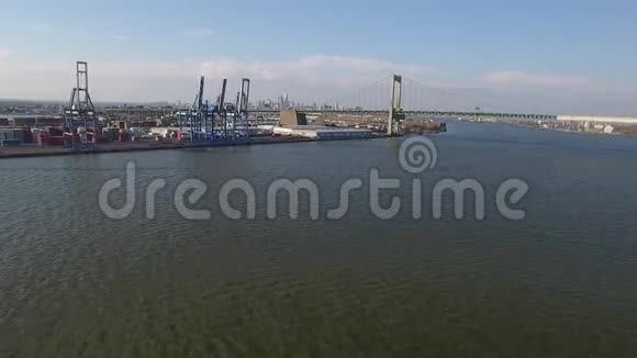 沃尔特惠特曼大桥飞越特拉华河上空视频的预览图