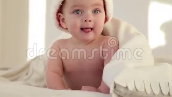 戴着圣诞帽的睡宝宝视频的预览图