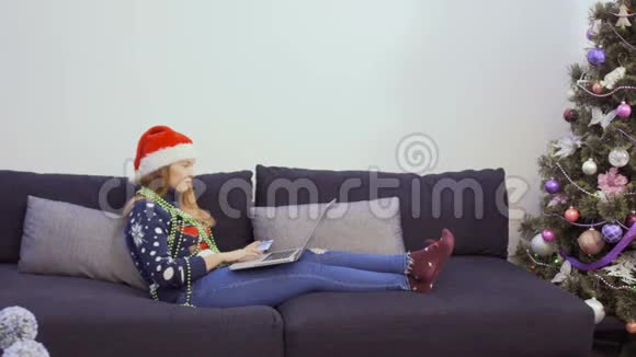 漂亮的白种人女孩在网上商店买圣诞礼物视频的预览图