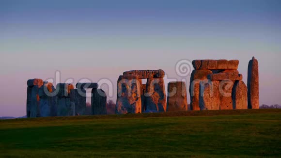 日落时分英国美丽的巨石阵视频的预览图