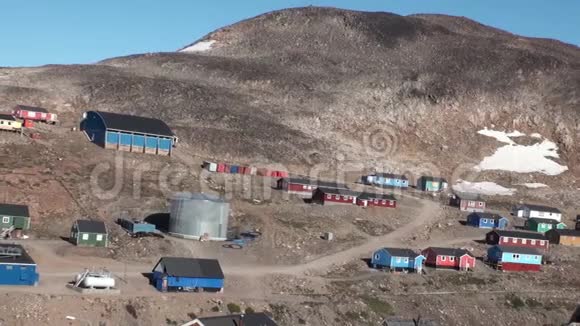 北冰洋格陵兰山脉的房子视频的预览图