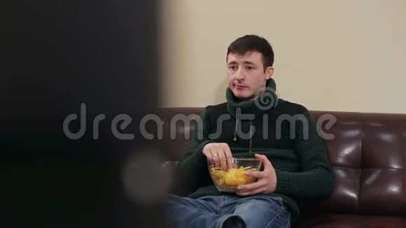 男人看足球吃薯片视频的预览图